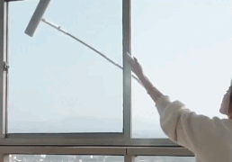 langu-valytuvas-isoriniams-langams-su-ilga-lenkta-rankena