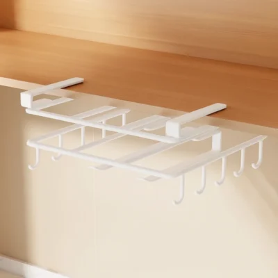 pakabinama-lentynele-po-spintele-su-kabliukais-balta