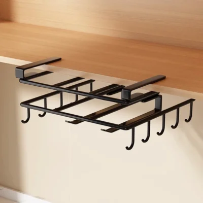 pakabinama-lentynele-po-spintele-su-kabliukais-juoda