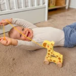 medinis-traukiamas-zaislas-vaikams-zirafa