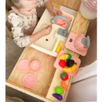 zaisline-virtuvine-kriaukle-su-tekanciu-vandeniu-ir-priedais-rozine