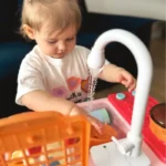 zaisline-kriaukle-vaikams-su-tekanciu-vandeniu-ir-priedais-rozine