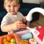 zaisline-kriaukle-vaikams-su-tekanciu-vandeniu-ir-priedais-rozine