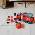 nuotoliniu-budu-valdomas-gaisrines-automobilis-su-keltuvu