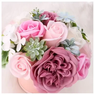 muiliniu-geliu-dezute-su-rankenele-ir-kortele-rozine