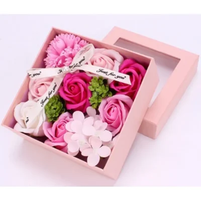 muiliniu-geliu-dezute-su-kaspinu-kvadratine-rozine