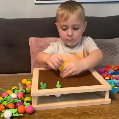 medinis-edukacinis-zaidimas-vaikams-darzo-tema-su-atminties-zaidimu