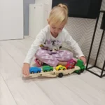 medinis-sunkvezimis-su-masinelemis-vaikams-2-aukstu