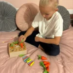 medinis-zaidimas-vaikams-kirminukai-ir-morkos-2in1-su-magnetine-meskere