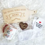 dovanu-rinkinys-mamai-su-puodeliu-kojinemis-ir-lentele