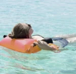 plaukimo-saugos-pluduras-su-neperslampamu-daiktu-skyriumi-35-l-oranzinis