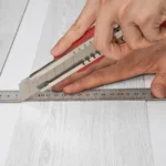 lipnios-vinilines-grindu-plyteles-914-x-152-cm-36-vnt-25-mm-sviesiai-pilkos-medzio-rasto