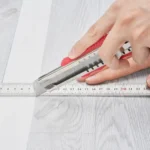 lipni-viniline-grindu-danga-990-x-60-cm-15-mm-sviesiai-pilka-medzio-rasto