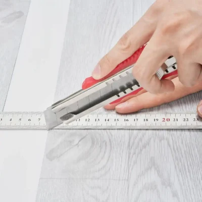 lipni-viniline-grindu-danga-990-x-60-cm-15-mm-sviesiai-pilka-medzio-rasto