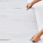lipni-viniline-grindu-danga-990-x-60-cm-15-mm-sviesiai-pilka-medzio-rasto