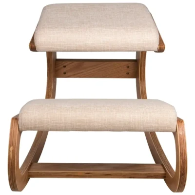 ergonomiska-klupejimo-kede-su-paminkstinta-sedyne-ir-keliu-atrama