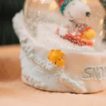 sniego-rutulys-su-snoopy-ir-woodstock-stiklinis-dovanu-dezuteje