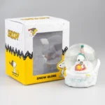 sniego-rutulys-su-snoopy-ir-woodstock-stiklinis-dovanu-dezuteje